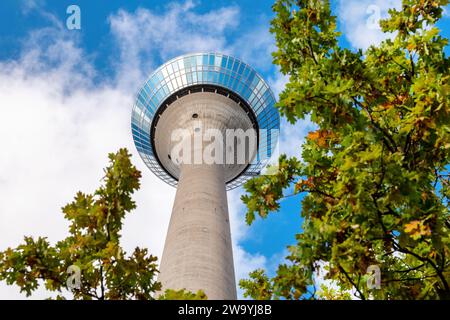 Rheinturm vor blauem Himmel mit Wolken in Düsseldorf Stockfoto