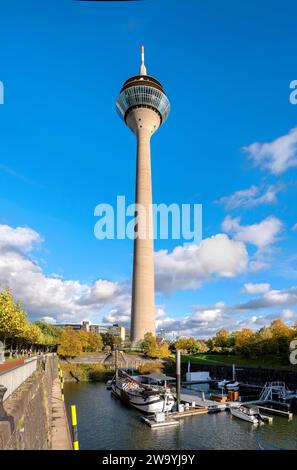 Rheintower im Medienhafen an einem sonnigen Herbsttag, Düsseldorf, Deutschland Stockfoto