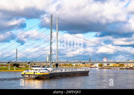 Frachtschiff auf dem Rhein in Düsseldorf Stockfoto