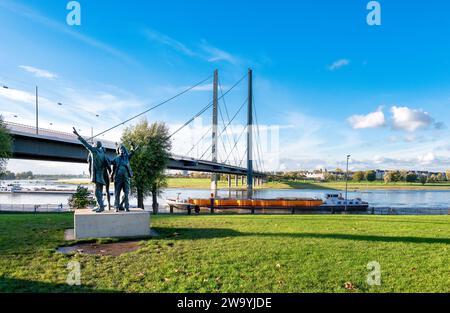 Die Rheinkniebrücke und das Kunstwerk für Geschlechtervielfalt am Rheinufer Stockfoto