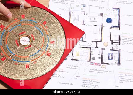 Ein Feng-Shui-Kompass, der auf einem Plan einer Wohnung liegt Stockfoto