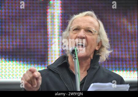 Aktenfoto vom 10/11 von John Pilger auf einer Antikriegsdemonstration zum 10. Jahrestag des Afghanistan-Krieges am Trafalgar Square in London. Der investigative Journalist und Dokumentarfilmer John Pilger ist im Alter von 84 Jahren gestorben, seine Familie hat bekanntgegeben.Ausgabedatum: Sonntag, 31. Dezember 2023. Stockfoto