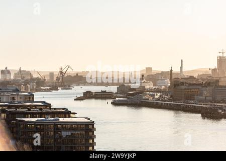 Göteborg, Schweden - 11. April 2022: Frühmorgendlicher Blick auf den Göteborger Hafen. Stockfoto