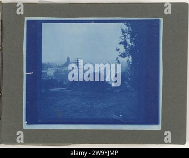 View of a City, USA, 1900 - 1920 Foto dieses Foto ist Teil eines Albums. US-amerikanische Papierzyanotypie Stadtansicht im Allgemeinen; „Veduta“. telegrafenmast, Telefonmast Vereinigte Staaten von Amerika Stockfoto