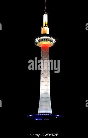 Kyoto Tower bei Nacht Stockfoto