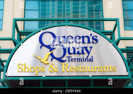 Toronto, Ontario, Canada-6. Januar 2020: Details zum Queen's Quay Terminal Gebäude. Queen's Quay Terminal ist eine Eigentumswohnung und ein Einkaufszentrum Stockfoto