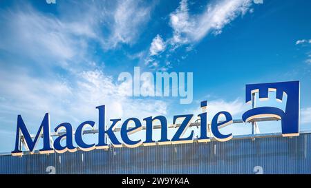 Toronto, Ontario, Kanada, 20. April 2016: Mackenzie Investments Signage auf dem Gebäude. Stockfoto