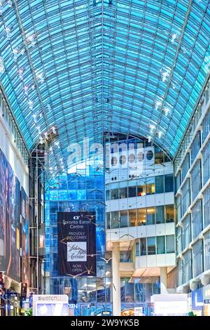 Toronto, Ontario, Kanada - 2. März 2020: Im Eaton Centre im Stadtzentrum. Das Einkaufszentrum ist eine wichtige Touristenattraktion in der ci Stockfoto