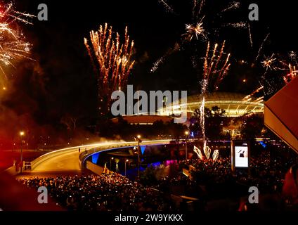 Adelaide, Australien. Januar 2024. Adelaide sieht im neuen Jahr mit einem fantastischen Feuerwerk über dem Fluss Torrens mit dem Adelaide Oval im Hintergrund. Stockfoto