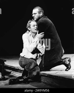 Hamlet stirbt - l-r: Michael Pennington (Hamlet), Tom Wilkinson (Horatio) in HAMLET von Shakespeare bei der Royal Shakespeare Company (RSC), Royal Shakespeare Theatre, Stratford-upon-Avon 25/06/1980 Aldwych Theatre, London WC2 17/09/1981 Design: Ralph Koltai Beleuchtung: Mark Pritchard Regisseur: John Barton Stockfoto