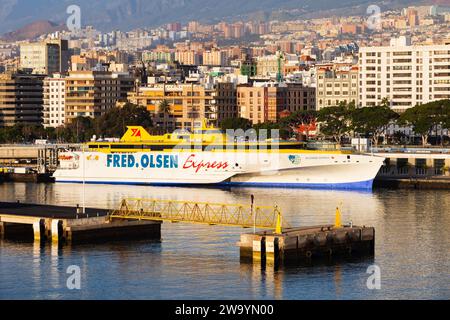 Schnelle Trimaran-Passagier- und Fahrzeugfähre, Fred Olsen Express, Banaderos Express, Dock im Hafen von Santa Cruz de Tenerife, Kanarische Inseln, Spa Stockfoto