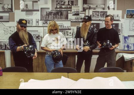 Cleveland, OH, USA. 25. Juli 1994: Von links: Dusty Hill, Frank Beard und Billy Gibbons von ZZ Top und James Henke, Kurator, in der Rock and Roll Hall of Fame und Museum Contstruction Site. Quelle: Bill Ragan/Alamy Live News Stockfoto