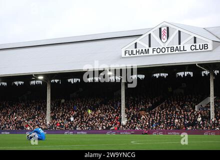 Arsenal Torhüter David Raya reagiert auf eine Verletzung während des Premier League Spiels in Craven Cottage, London. Bilddatum: Sonntag, 31. Dezember 2023. Stockfoto