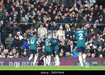 Craven Cottage, Fulham, London, Großbritannien. Dezember 2023 31. Premier League Football, Fulham gegen Arsenal; die Spieler von Arsenal feiern ihr Team-Tor von Bukayo Saka in der 5. Minute mit 0:1. Beschreibung: Action Plus Sports/Alamy Live News Stockfoto