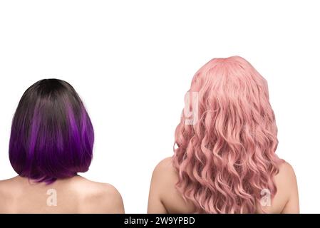 Frau mit rosa und lockigen Haaren. Frau zurück isoliert. Stockfoto