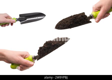 Kleine grüne Schaufel mit Erde in Frau Hand isoliert auf weißem Hintergrund. Stockfoto