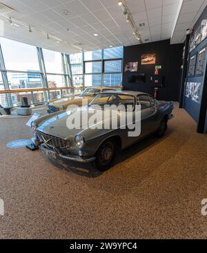 Göteborg, Schweden - 10. April 2022: Makelloser Volvo P1800 zu sehen. Stockfoto