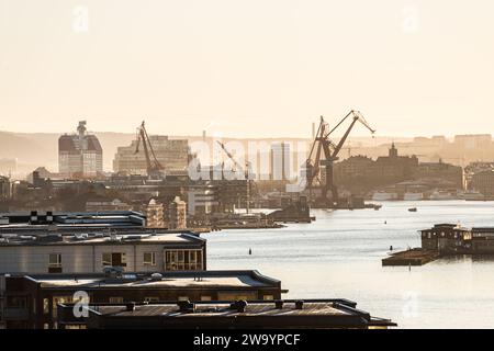 Göteborg, Schweden - 11. April 2022: Frühmorgendlicher Blick auf den Göteborger Hafen. Stockfoto