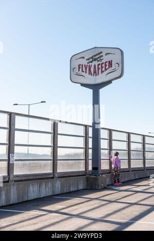 T?nsberg, Norwegen - 15. April 2022: Flykafeen-Schild auf einem Pylon am Straßenrand. Stockfoto