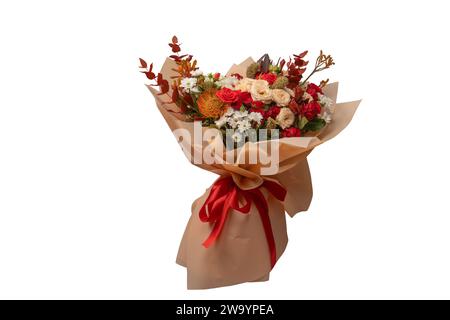 Herbststrauß aus roten und weißen Rosen, Hortensien, Chrysanthemen isoliert auf weißem Hintergrund. Stockfoto