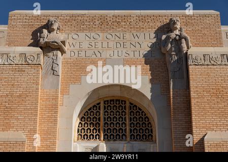 Art Deco Cottle County Courthouse mit bunten Backsteinen und To No One will We Sell, Deny or Delay Justice in der Fassade, Paducah, Texas, USA. Stockfoto