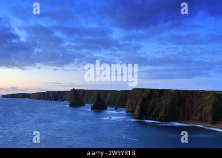 Die Duncansby Sea Stacks in Duncansby Head, Caithness, Nordostküste Schottlands, Großbritannien Stockfoto