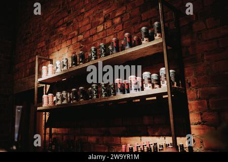 Newcastle upon Tyne: 20. Juli 2023: Wylam Brewery Taproom reiht Craft-Bier-Dosen zum Verkauf an eine rote Ziegelwand Stockfoto