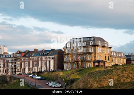 Tynemouth Großbritannien: 5. August 2023: Das Grand Hotel Tynemouth am Meer Hochzeitsort, Touristenziel sonniger Tag Stockfoto