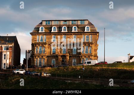 Tynemouth Großbritannien: 5. August 2023: Das Grand Hotel Tynemouth am Meer Hochzeitsort, Touristenziel sonniger Tag Stockfoto