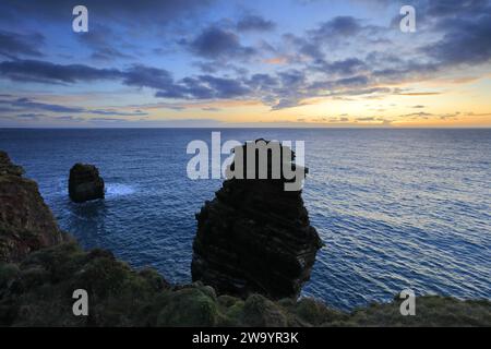 Die Duncansby Sea Stacks in Duncansby Head, Caithness, Nordostküste Schottlands, Großbritannien Stockfoto