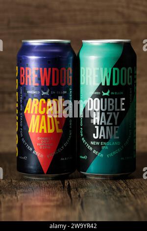 Newcastle UK: 22. April 2023: Dosen von BrewDog Craft Beer IPA. Doppeltes Hazy Jane Stockfoto