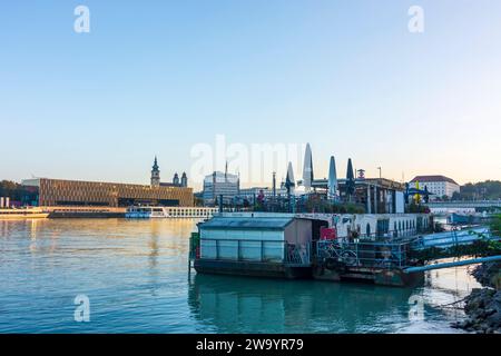 Linz: Donau, Restaurantschiff, Kreuzfahrtschiffe, Altstadt, Lentos Kunstmuseum, Brücke Nibelungenbrücke in Zentralraum, Oberösterreich, Oberösterreich Stockfoto