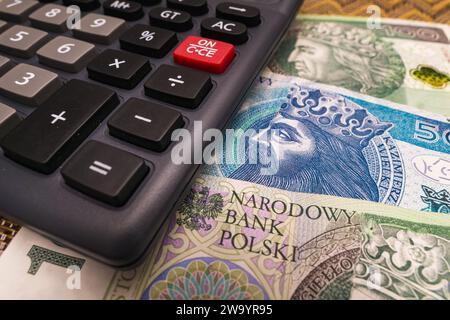 Nahaufnahme auf polnischer Złoty-Banknote mit Rechner Wirtschaftskrise Konzept Neujahr Preiserhöhung höhere Steuern Stockfoto