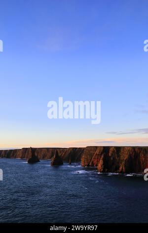 Die Duncansby Sea Stacks in Duncansby Head, Caithness, Nordostküste Schottlands, Großbritannien Stockfoto