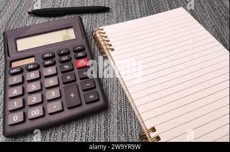 Leerer Notizblock mit Stift und Taschenrechner - Modell der Buchhaltung Wirtschaftlichkeit, die Steuern schreibt Tagebuch Stockfoto