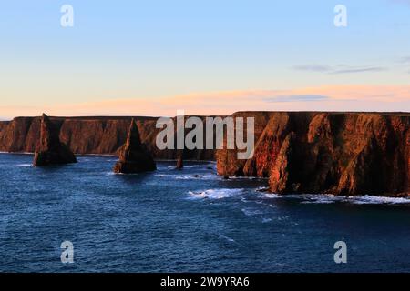 Die Duncansby Sea Stacks in Duncansby Head, Caithness, Nordostküste Schottlands, Großbritannien Stockfoto