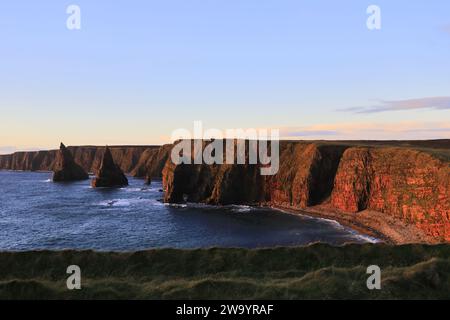 Die Duncansby Sea Stacks in Duncansby Head, Caithness, Nordostküste Schottlands, Großbritannien Stockfoto