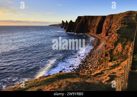 Die Duncansby Sea Stacks in Duncansby Head, Caithness, Nordostküste Schottlands, Großbritannien Stockfoto