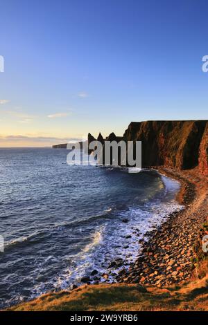 Die Duncansby Sea Stacks in Duncansby Head, Caithness, Nordostküste Schottlands, Großbritannien Stockfoto