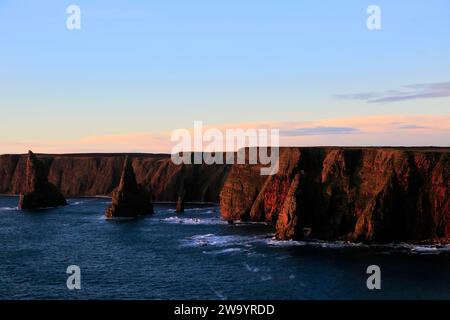 Die Duncansby Sea Stacks in Duncansby Head, Caithness, Nordostküste Schottlands, Großbritannien Stockfoto