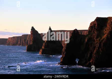 Die Duncansby Sea Stacks in Duncansby Head, Caithness, Nordostküste Schottlands, Großbritannien Stockfoto