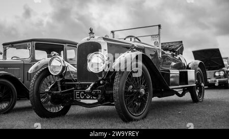 1920 Vauxhall E-TYPE 30-98, ausgestellt auf der Race Day Airshow in Shuttleworth am 2. Oktober 2023. Stockfoto