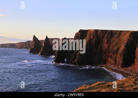 Die Duncansby Sea Stacks in Duncansby Head, Caithness, Nordostküste Schottlands, Großbritannien Stockfoto