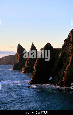 Die Duncansby Sea Stacks in Duncansby Head, Caithness, Nordostküste Schottlands, Großbritannien Stockfoto