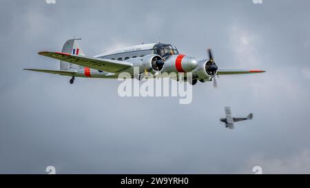 1946 Avro C.19 Anson „G-AHKX“ wurde am 1. Oktober 2023 auf der Airshow des Shuttleworth Race Day durchgeführt. Stockfoto