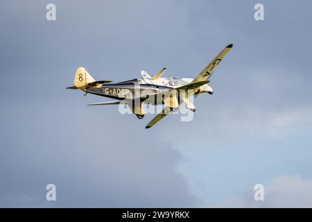 Miles Hawk Speed Six & Percival Mew Gull, Flugshow am Race Day, die am 1. Oktober 2023 in Shuttleworth stattfand. Stockfoto