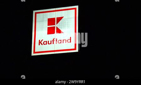 Kaufland-Logo auf dem Hypermarkt der deutschen Kette, Teil der Schwartz Gruppe, der auch Lidl gehört. Sie betreibt über 1.500 Filialen in Deutschland, Kroatien und der Stockfoto