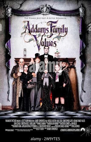 Addams Family Values (1993) von Barry Sonnenfeld mit Anjelica Huston, Raul Julia und Christopher Lloyd. Charles Addams' geliebte Charaktere kehren in dieser Fortsetzung über die Addams-Familie zurück, die versucht, ihren geliebten Onkel fester vor seiner goldenen neuen Liebe zu retten, einer schwarzen Witwe namens Debbie. Foto eines Original-Posters aus dem Jahr 1993 (USA) ***NUR FÜR REDAKTIONELLE ZWECKE***. Quelle: BFA / Paramount Pictures Stockfoto