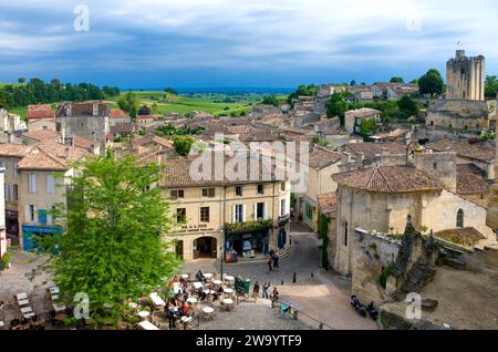 Das Dorf Saint-Emilion mit der Aufschrift Les Plus Beaux Villages de France, UNESCO-Weltkulturerbe, Gironde, Nouvelle Aquitaine, Frankreich, Europa Stockfoto