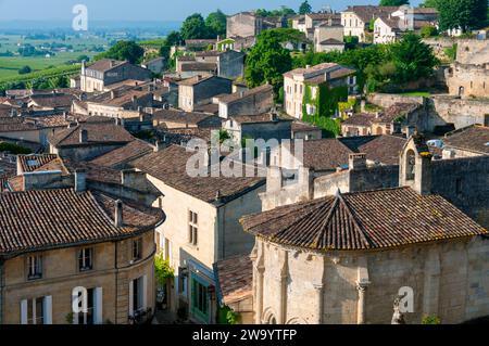 Das Dorf Saint-Emilion mit der Aufschrift Les Plus Beaux Villages de France, UNESCO-Weltkulturerbe, Gironde, Nouvelle Aquitaine, Frankreich, Europa Stockfoto